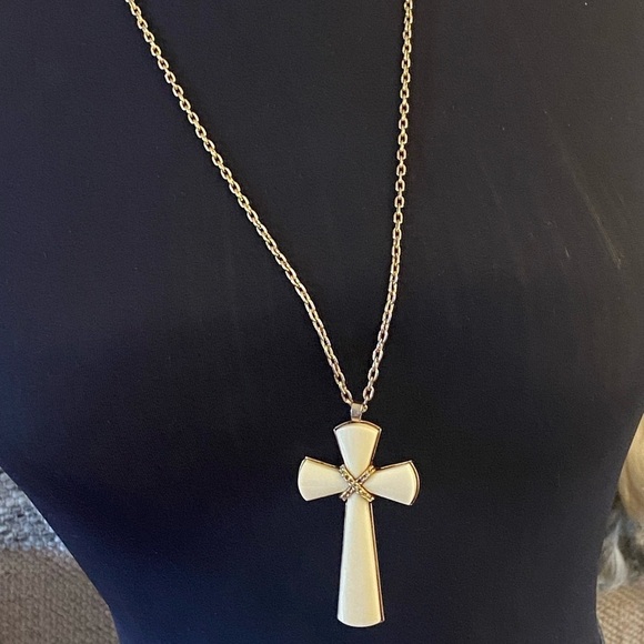 Vintage Avon Juliet Cross Pendant Necklace - Picture 6 of 10